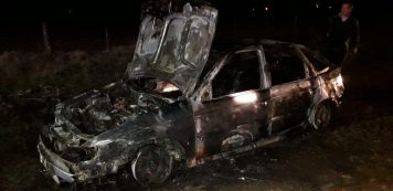 Bomberos: Incendio de un auto en un camino rural