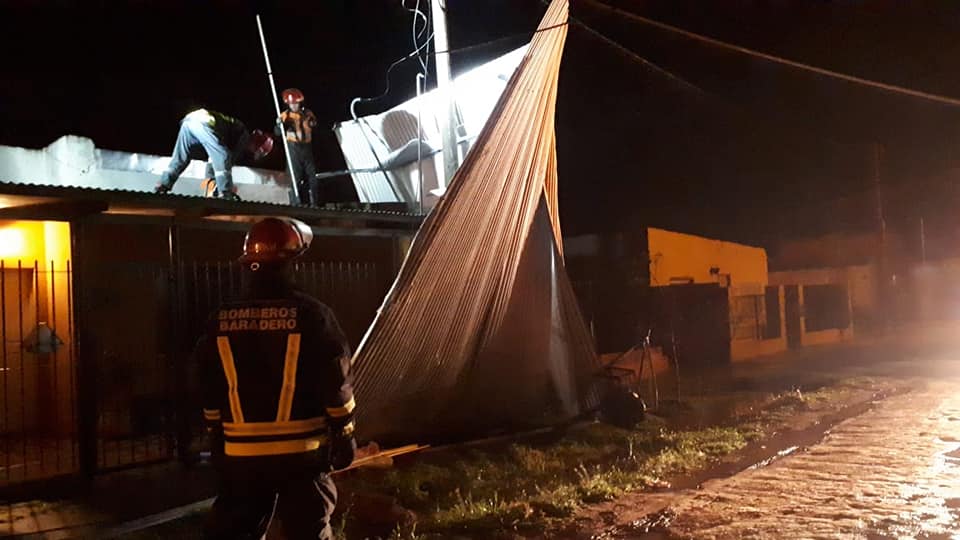 Tormenta: Bomberos trabajó en la voladura de un techo