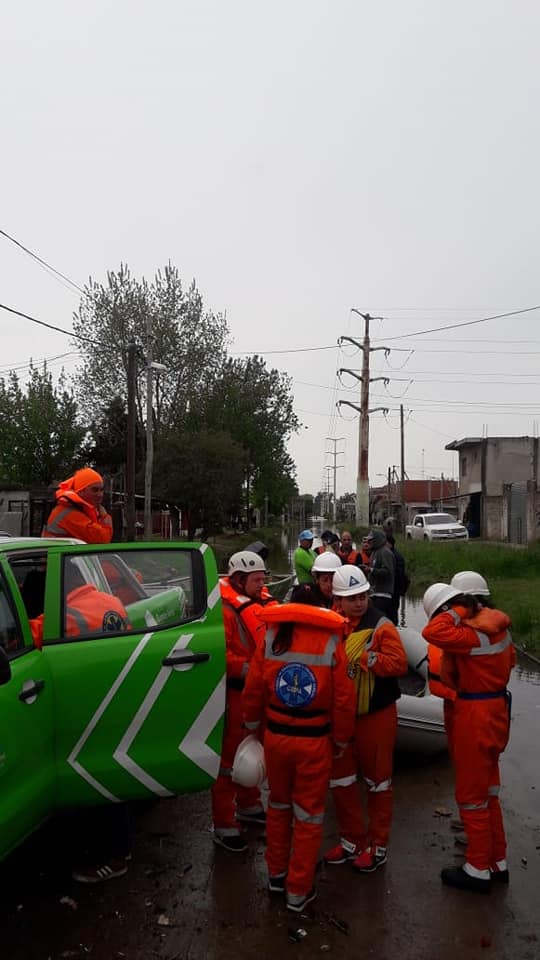 Bomberos: Integrantes del cuerpo activo colaboran en las inundaciones de La Matanza