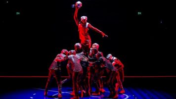Debutó en Barcelona Messi10, el espectáculo del Cirque du Soleil inspirado en «La Pulga»