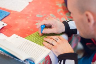 Penal de Baradero: Internos de la cárcel donaron cuentos transcriptos en Braille a una escuela