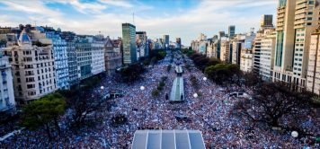 Ante cientos de miles de personas reunidas en el Obelisco, Macri llamó a dar vuelta la elección