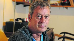 Qué fue de la anciana que encerró al ladrón: cómo se lee, diez años después, “Más liviano que el aire”