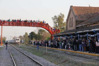 Sunchales: una multitud recibió al tren de pasajeros que regresó después de 22 años