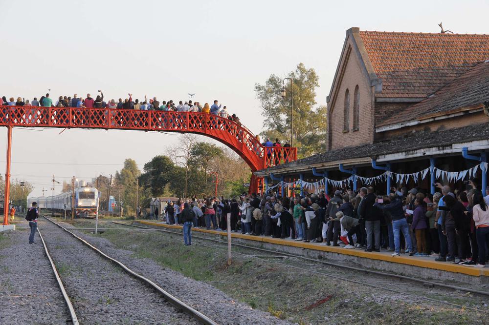 Sunchales: una multitud recibió al tren de pasajeros que regresó después de 22 años