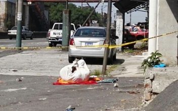 Encontraron a una mujer asesinada en la vía pública envuelta en una sábana y con una bolsa de nailon en la cabeza