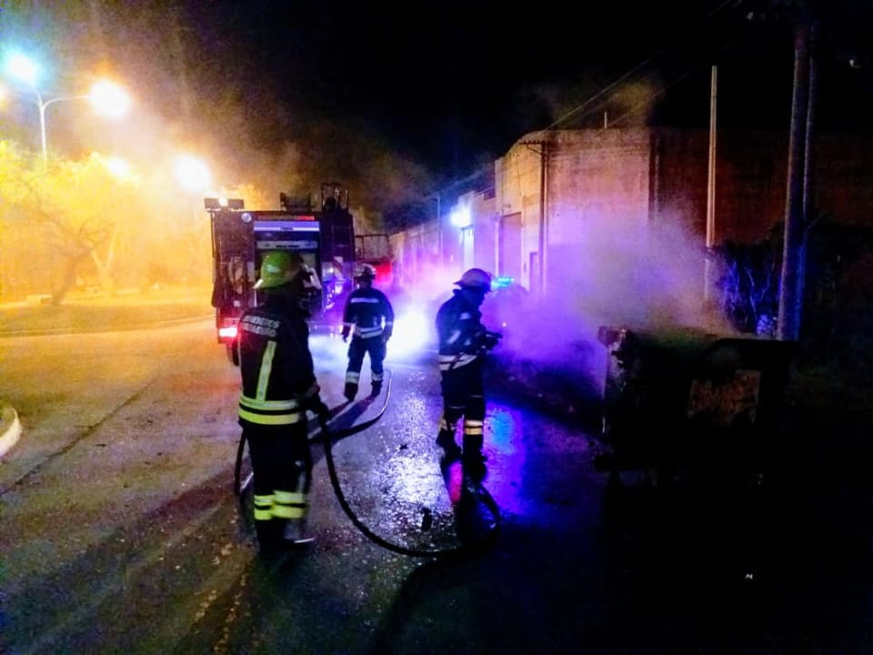 Incendio de volquetes: Intensa actividad de Bomberos
