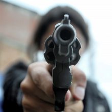 Noche violenta: Golpes y amenazas con arma de fuego para robar en dos viviendas