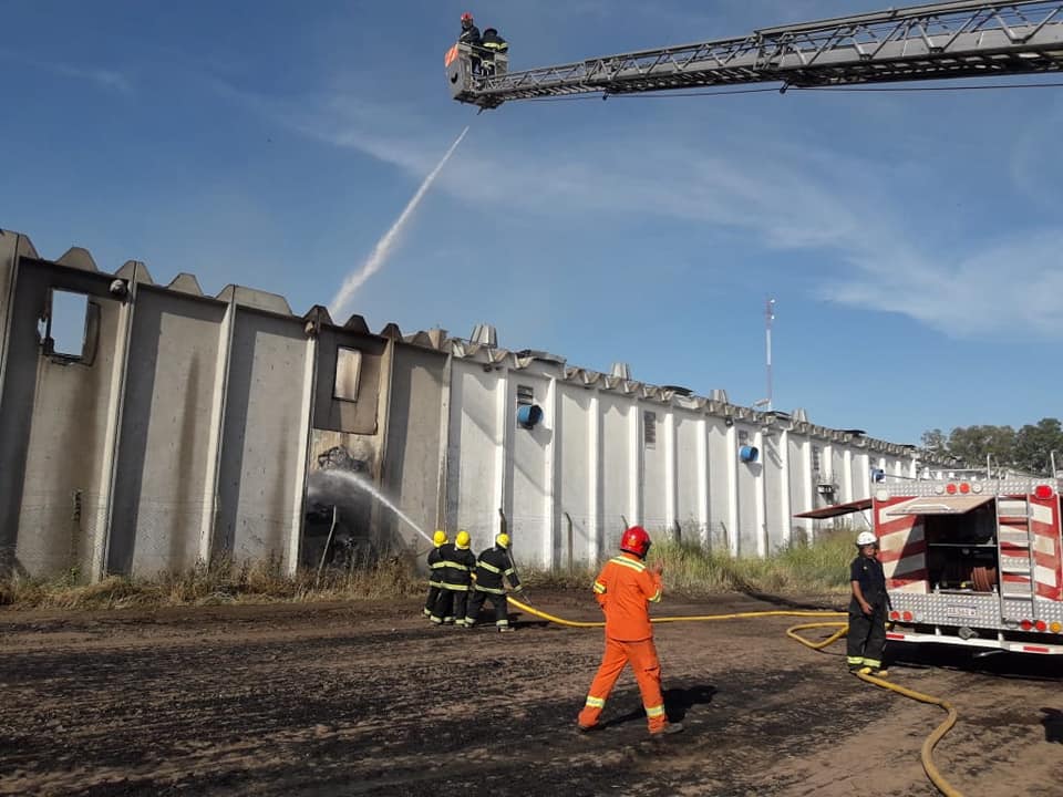 Bomberos: Colaboraron en un incendio de una papelera