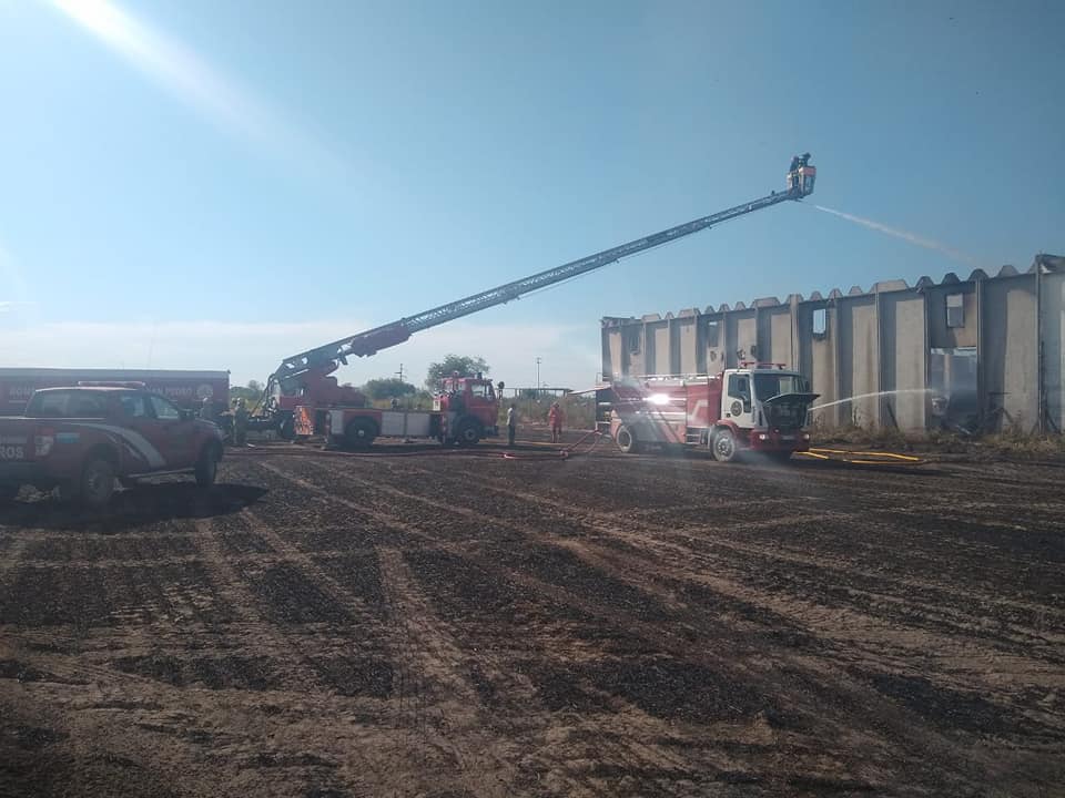 Zárate: Incendio en depósito de una papelera de Lima