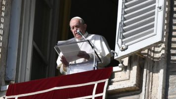 En medio de un fuerte hermetismo, el papa Francisco fue operado de cataratas