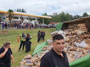 Saquearon camión cargado con azúcar que volcó en la Ruta 9