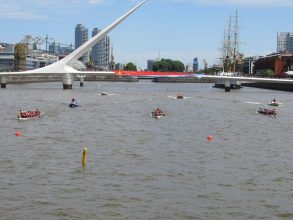 Festejos del Año Nuevo Chino: Palistas del Club Regatas en Puerto Madero