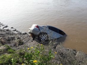 Bomberos: Un auto cayó al río por la zona de Atanor
