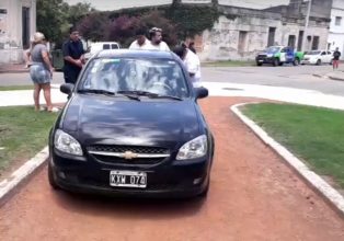 Accidente entre dos vehículos: Uno termino arriba de la Plaza Colón