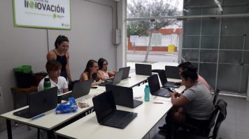 Entrega de certificados del curso de Introducción al Mundo de Trabajo