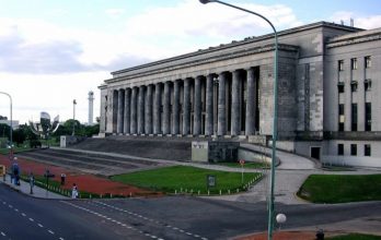 Apuñalaron a un turista australiano en la puerta de la Facultad de Derecho y está grave