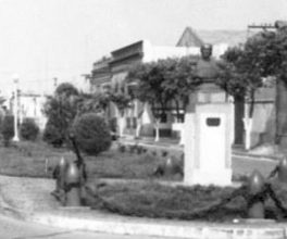 Desde hace varios años falta algo en el busto del Almirante Brown