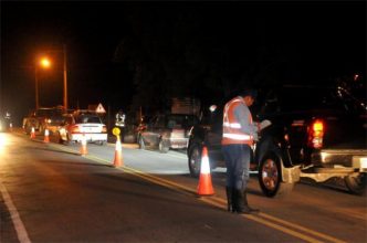 Policiales: Huye de un control y deja el auto con bebidas alcohólicas adentro