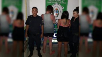 Enterraron a su hijita en la arena para meterse al mar: la encontraron insolada y muerta de hambre