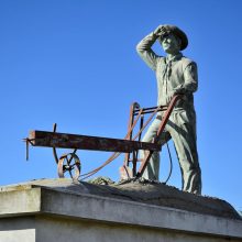 Colonos Suizos: El monumento que no miramos