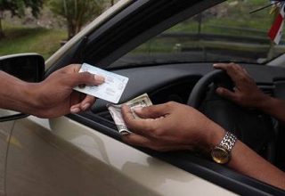 Policiales: No tenia papeles,quiso dar «coima» y terminó preso