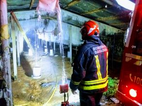 Bomberos: Incendio de un galpón en la madrugada