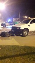 Accidente: Una camioneta y una moto colisionaron