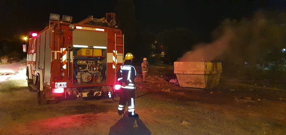 Bomberos: Incendio de un volquete en la madrugada