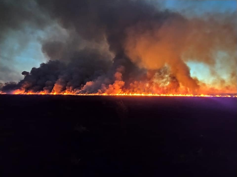 Bomberos: Imágenes espectaculares del incendio forestal de esta tarde