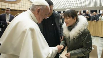 El papa Francisco se reunió con la mujer china a la que le pegó