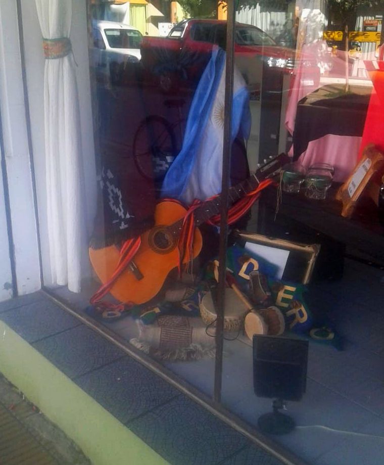 Para los días del festival, comercios adornaron sus vidrieras