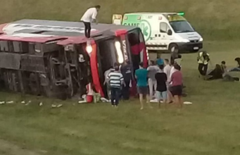 Volcó un micro en el KM 93 de la Ruta 2: hay dos muertos