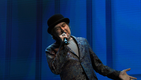 Joaquín Sabina fue operado de urgencia por un derrame cerebral tras caer del escenario