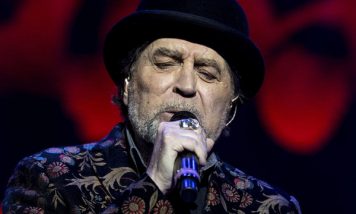 Joaquín Sabina se cayó del escenario en pleno recital