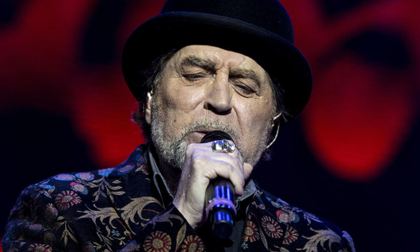 Joaquín Sabina se cayó del escenario en pleno recital