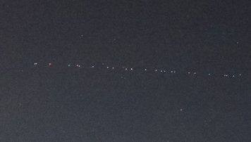 De qué se trata el extraño “tren espacial” que atravesó el cielo argentino