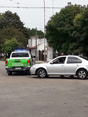 Accidente entre patrullero y vehículo
