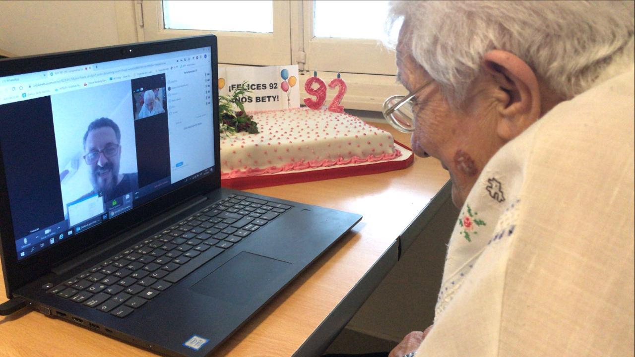 Felicidad en tiempos de cuarentena: Bety Amartino festejó sus 92 años con su familia a través de las redes