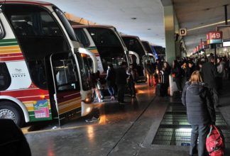 Cancelan vuelos de cabotaje, trenes y micros de larga distancia durante el fin de semana largo