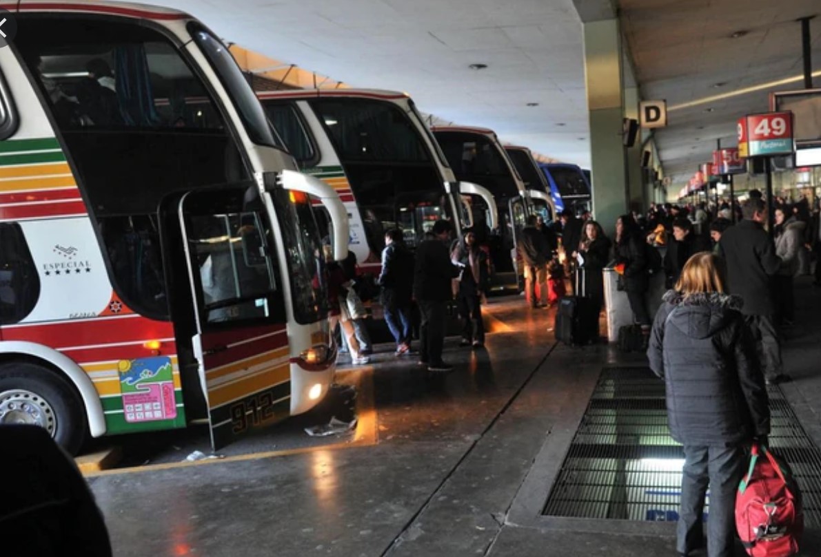 Cancelan vuelos de cabotaje, trenes y micros de larga distancia durante el fin de semana largo