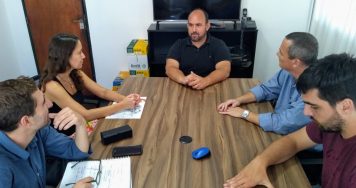 El equipo de salud trabaja en los casos de Dengue