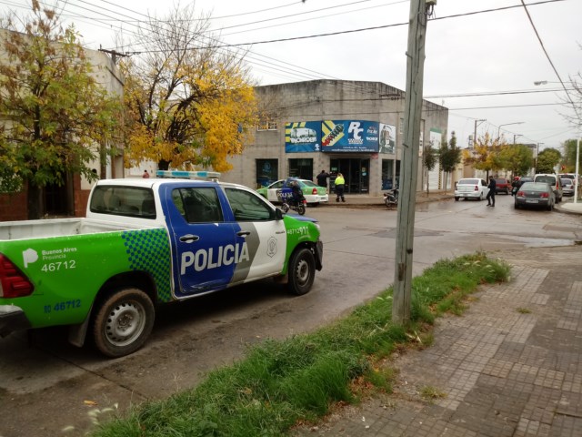 Accidente terminó con dos detenidos y un policia golpeado