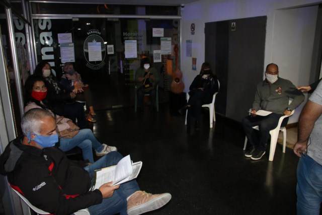 Concejo Insólito: La oposición sesionó en el hall municipal