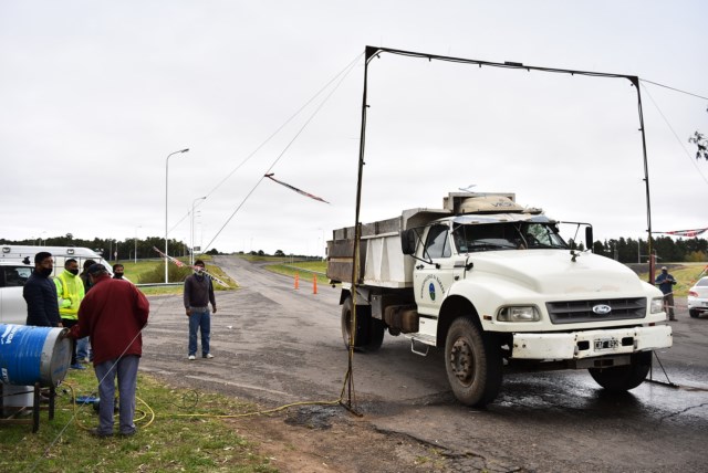 Alsina colocó un arco sanitizador en su ingreso