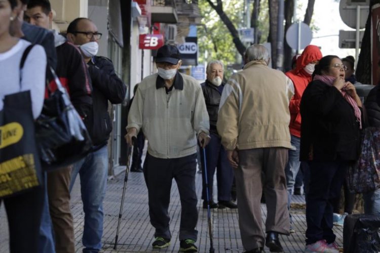 Las jubilaciones subirían un 6% con un bono extra para los haberes más bajos