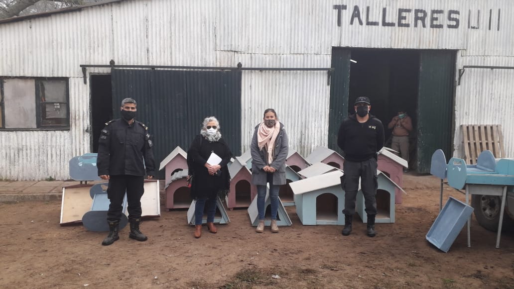 Internos de una cárcel bonaerense construyeron cuchas y camitas para un refugio de perros callejeros
