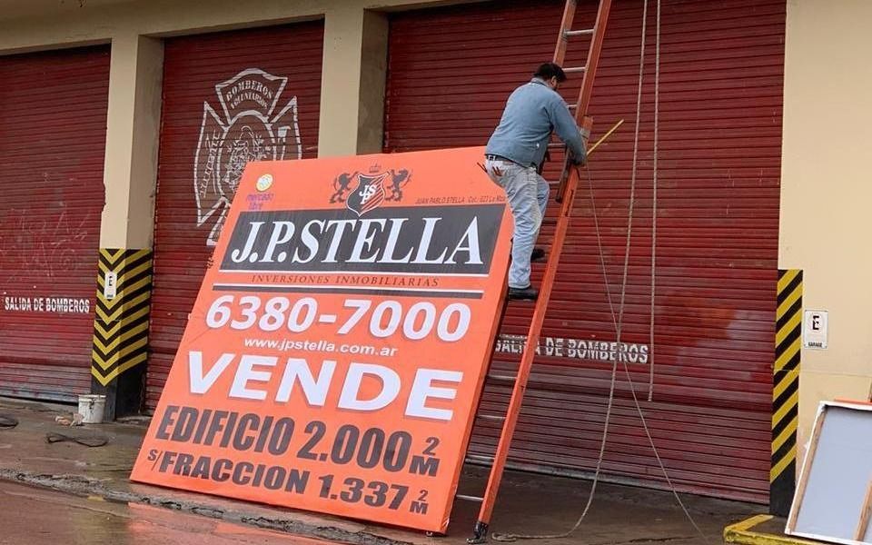 Por la crítica situación económica, los bomberos de La Matanza pusieron su cuartel en venta
