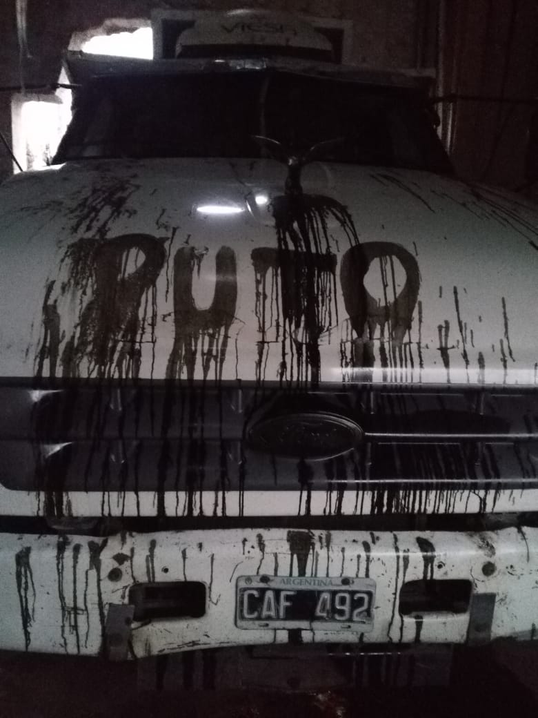 Alsina: Vandalizaron uno de los camiones de la delegación
