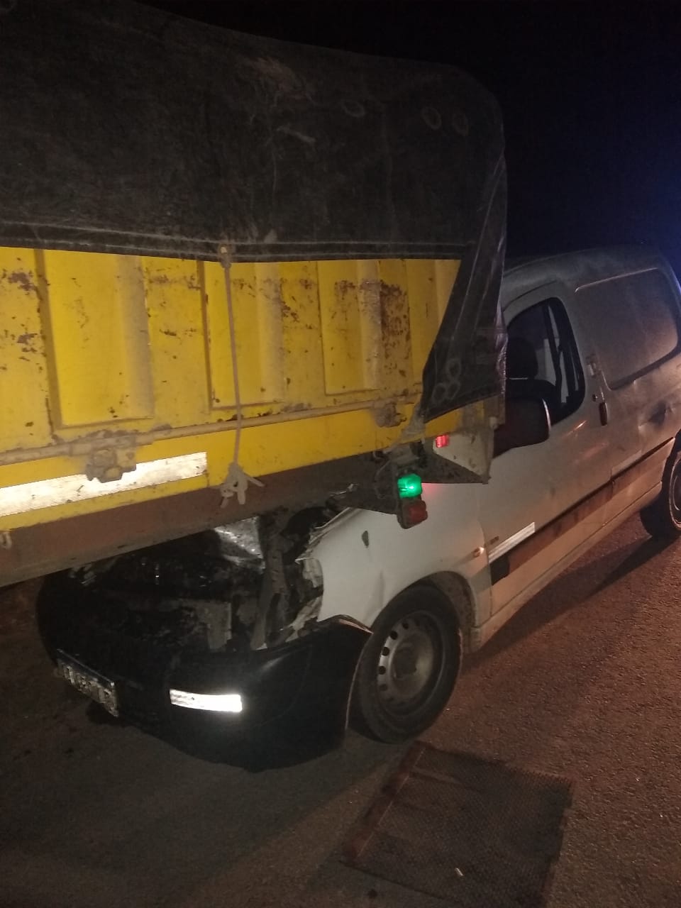 Policiales: Accidente entre un camión y un utilitario en ruta Nº 9